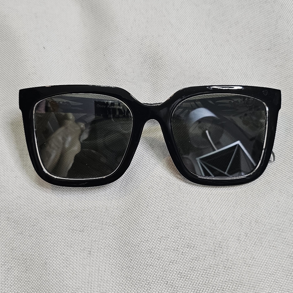 "QUAY AUSTRALIA" Black Mirrored Square Sunglasses
